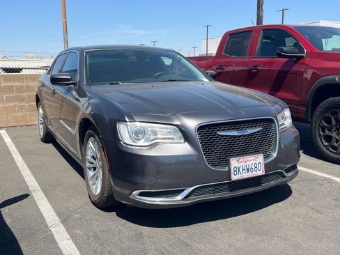Used 2019 Chrysler 300 Touring L w/ Quick Order Package 22F RWD image 2