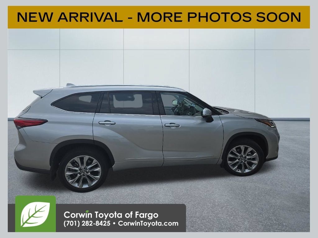 Used 2022 Toyota Highlander Limited AWD/4WD image 1