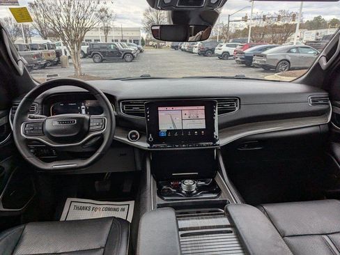 Used 2024 Jeep Wagoneer Series II image 10