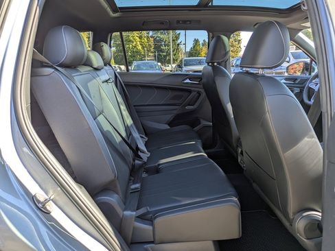 Certified 2022 Volkswagen Tiguan SE R-Line image 33