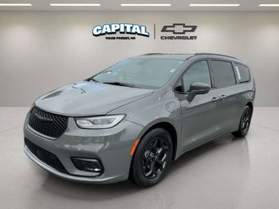 Used 2021 Chrysler Pacifica Limited w/ Uconnect Theater Family Group