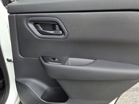 Used 2024 Nissan Rogue S AWD/4WD image 13