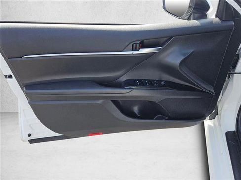 Used 2020 Toyota Camry LE image 10