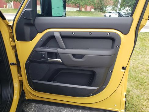 New 2026 Land Rover Defender 110 AWD/4WD image 19