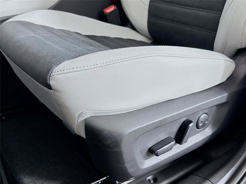 New 2025 Mitsubishi Outlander SE image 19