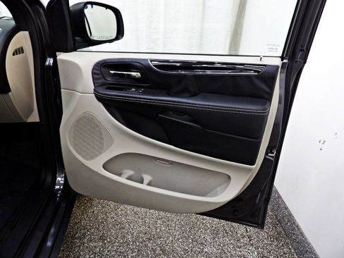 Used 2016 Dodge Grand Caravan SE FWD image 13
