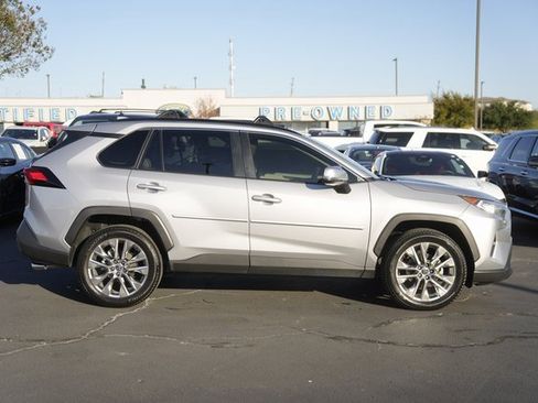 Used 2020 Toyota RAV4 XLE Premium image 5