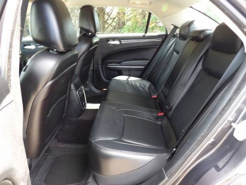 Used 2017 Chrysler 300 Limited w/ Value Package RWD image 8