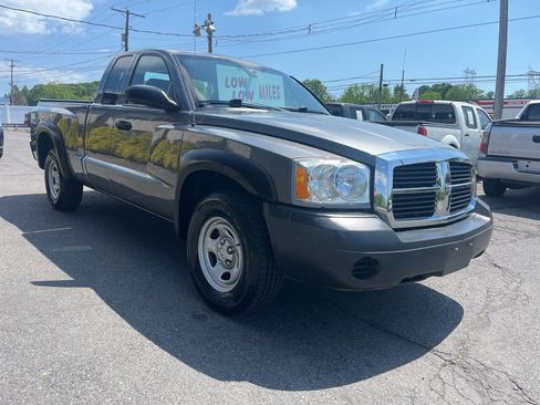 Used 2006 Dodge Dakota ST w/ Trailer Tow Group AWD/4WD image 4