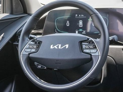 Used 2025 Kia Niro EX FWD image 16