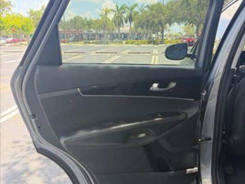 Used 2020 Kia Sorento LX FWD image 23