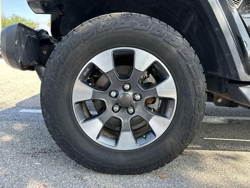 Used 2018 Jeep Wrangler Unlimited Sahara AWD/4WD image 14