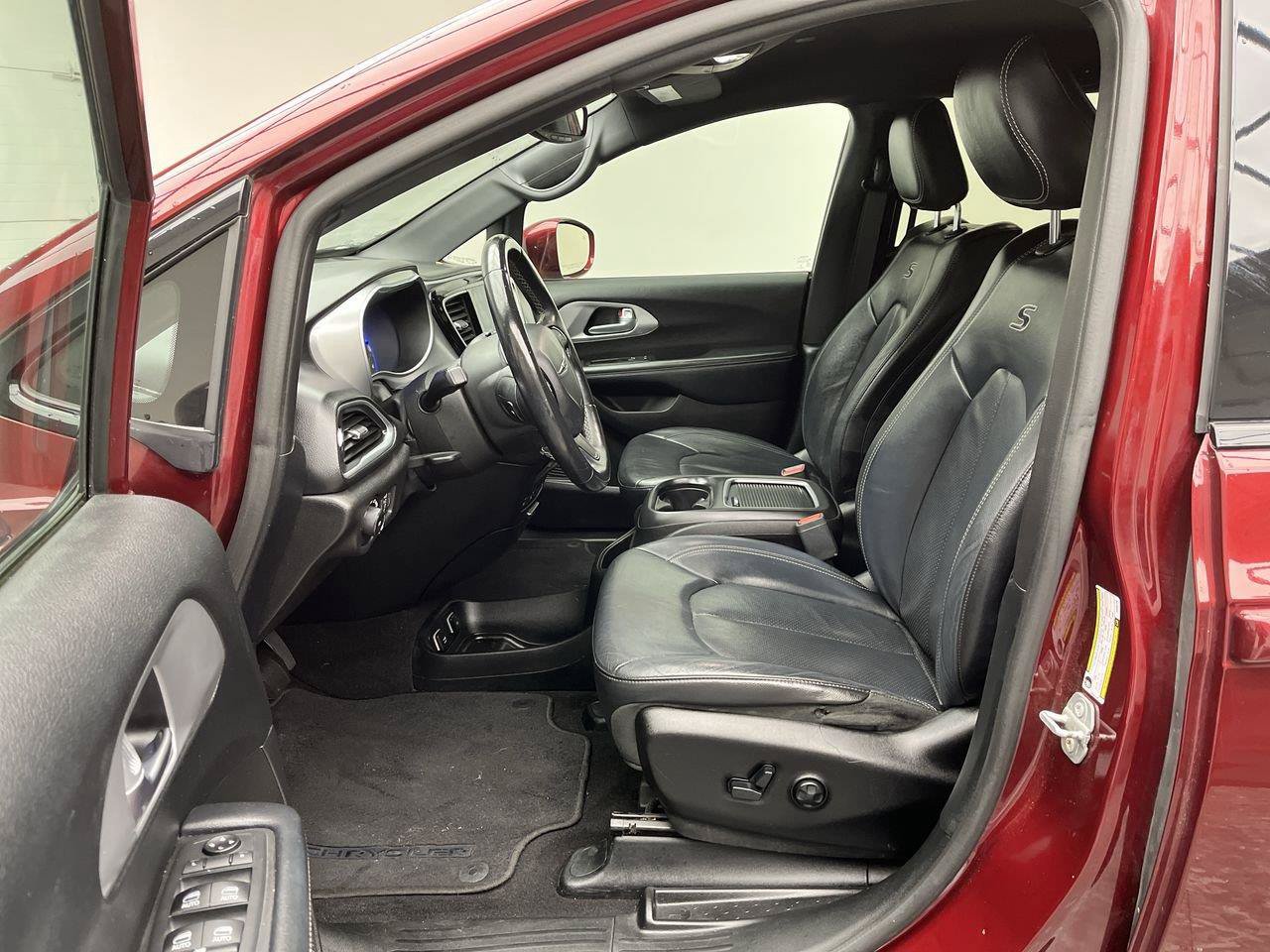 Used 2018 Chrysler Pacifica Touring-L Plus FWD image 3