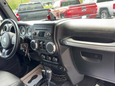 Used 2015 Jeep Wrangler Unlimited Rubicon w/ Connectivity Group AWD/4WD image 16