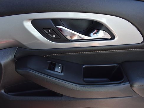 Used 2020 Chevrolet Traverse RS image 15