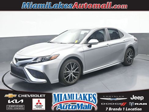 Used 2022 Toyota Camry SE FWD image 1
