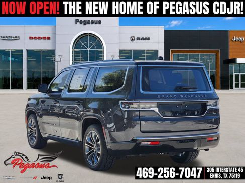 Used 2024 Jeep Grand Wagoneer Series III w/ Rear Seat Video Group 1 AWD/4WD image 4