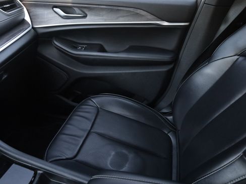 Used 2024 Jeep Grand Cherokee L Limited w/ Luxury Tech Group II image 13