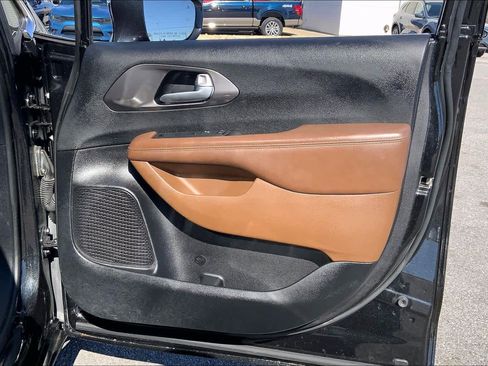 Used 2017 Chrysler Pacifica Limited image 23