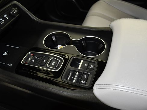 Used 2025 Honda Pilot EX-L image 32