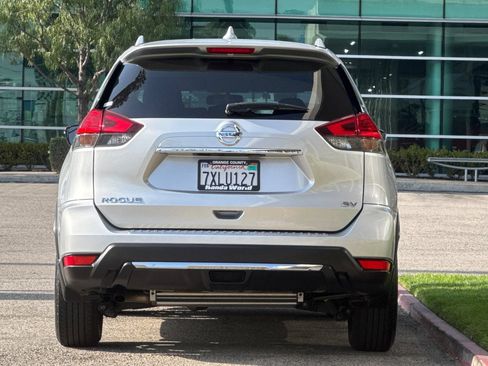 Used 2017 Nissan Rogue SV FWD image 5