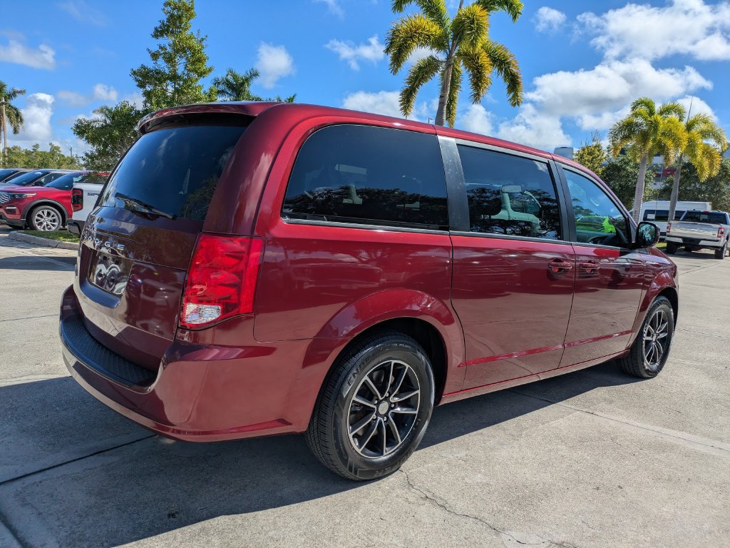 Used 2019 Dodge Grand Caravan SE FWD image 4