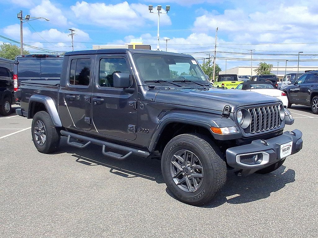 Used 2025 Jeep Gladiator Sport AWD/4WD image 2
