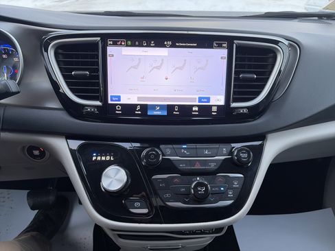 Used 2024 Chrysler Pacifica Touring-L image 25