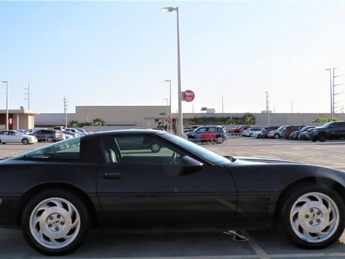 Used 1994 Chevrolet Corvette Coupe RWD image 2