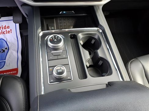 Used 2024 Ford Expedition XLT image 13