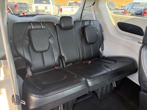 Used 2024 Chrysler Pacifica Touring-L image 13