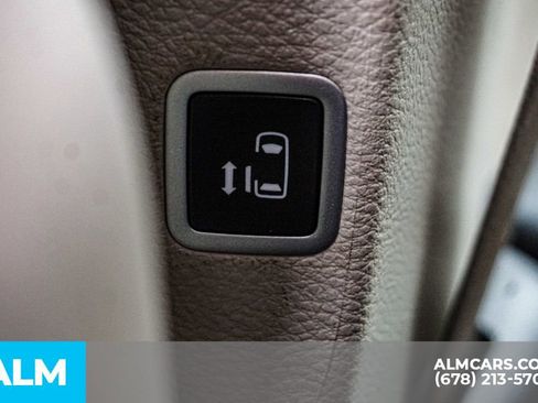 Used 2024 Chrysler Pacifica Select image 36