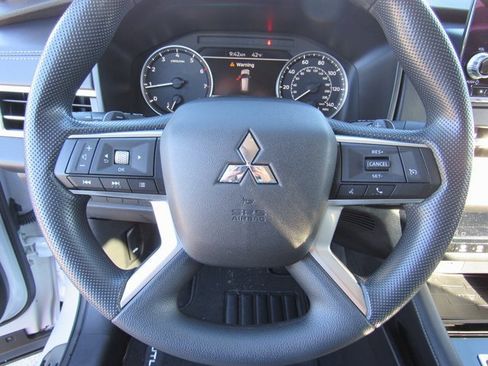 Used 2024 Mitsubishi Outlander ES image 19