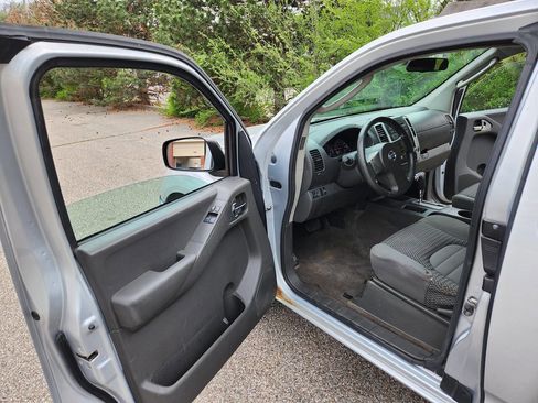 Used 2011 Nissan Frontier SV AWD/4WD image 9