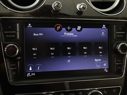 Used 2020 Bentley Bentayga Plug-In Hybrid AWD/4WD image 57