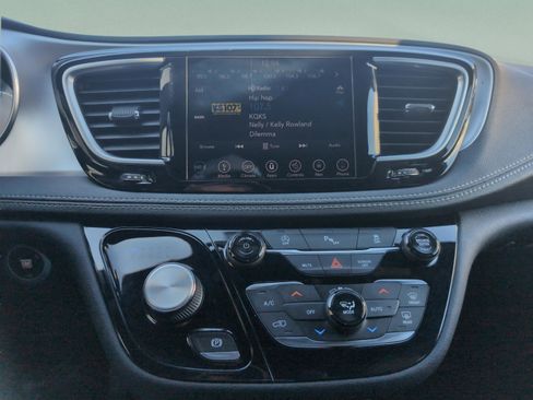 Used 2019 Chrysler Pacifica Limited w/ S Appearance Package image 28