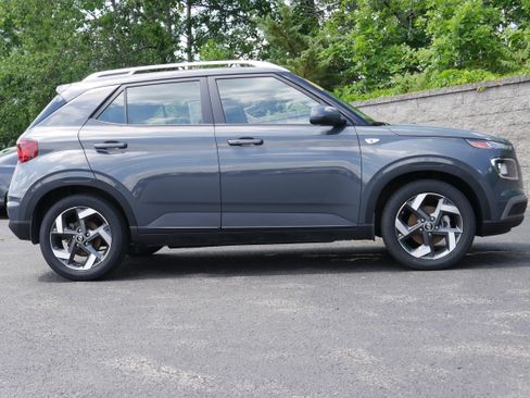 Used 2025 Hyundai Venue SEL FWD image 8