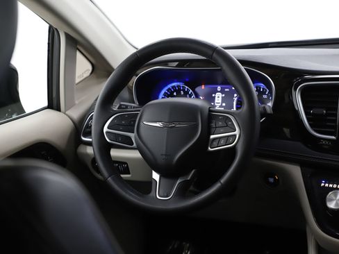 Used 2023 Chrysler Pacifica Limited FWD image 15
