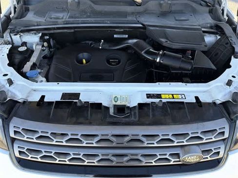 Used 2016 Land Rover Discovery Sport SE image 17