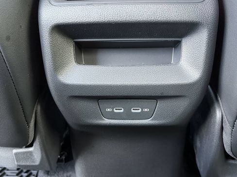 Used 2025 Volkswagen Tiguan SE FWD image 19