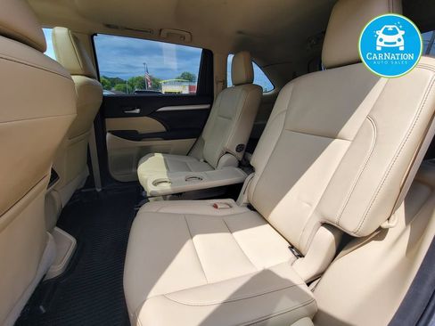 Used 2017 Toyota Highlander XLE w/ Carpet Mat Package AWD/4WD image 8