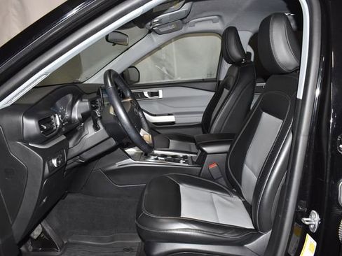 Used 2022 Ford Explorer XLT w/ Equipment Group 202A image 12