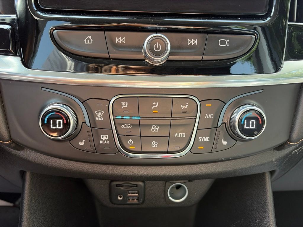 Used 2021 Chevrolet Traverse LT w/ LT Premium Package AWD/4WD image 13