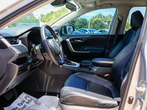 Used 2020 Toyota RAV4 XLE Premium FWD image 9