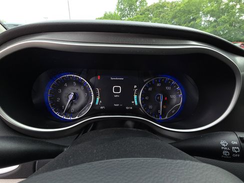 Used 2024 Chrysler Pacifica Touring-L FWD image 16