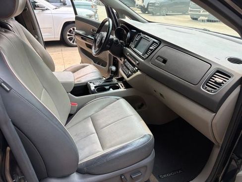 Used 2017 Kia Sedona SX FWD image 33