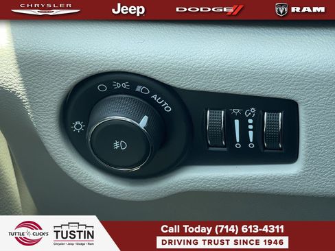 Used 2023 Chrysler Pacifica Limited FWD image 31