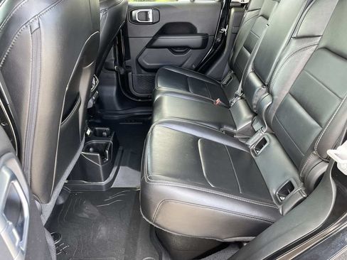 Used 2020 Jeep Gladiator Overland AWD/4WD image 13