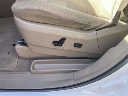Used 2014 Chrysler Town & Country Touring FWD image 17
