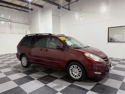 Used 2008 Toyota Sienna XLE image 1